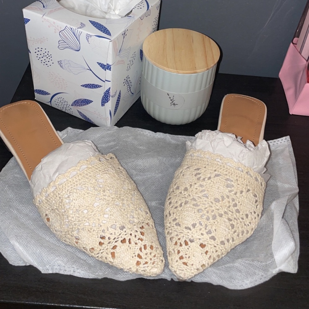 Flat lace mules